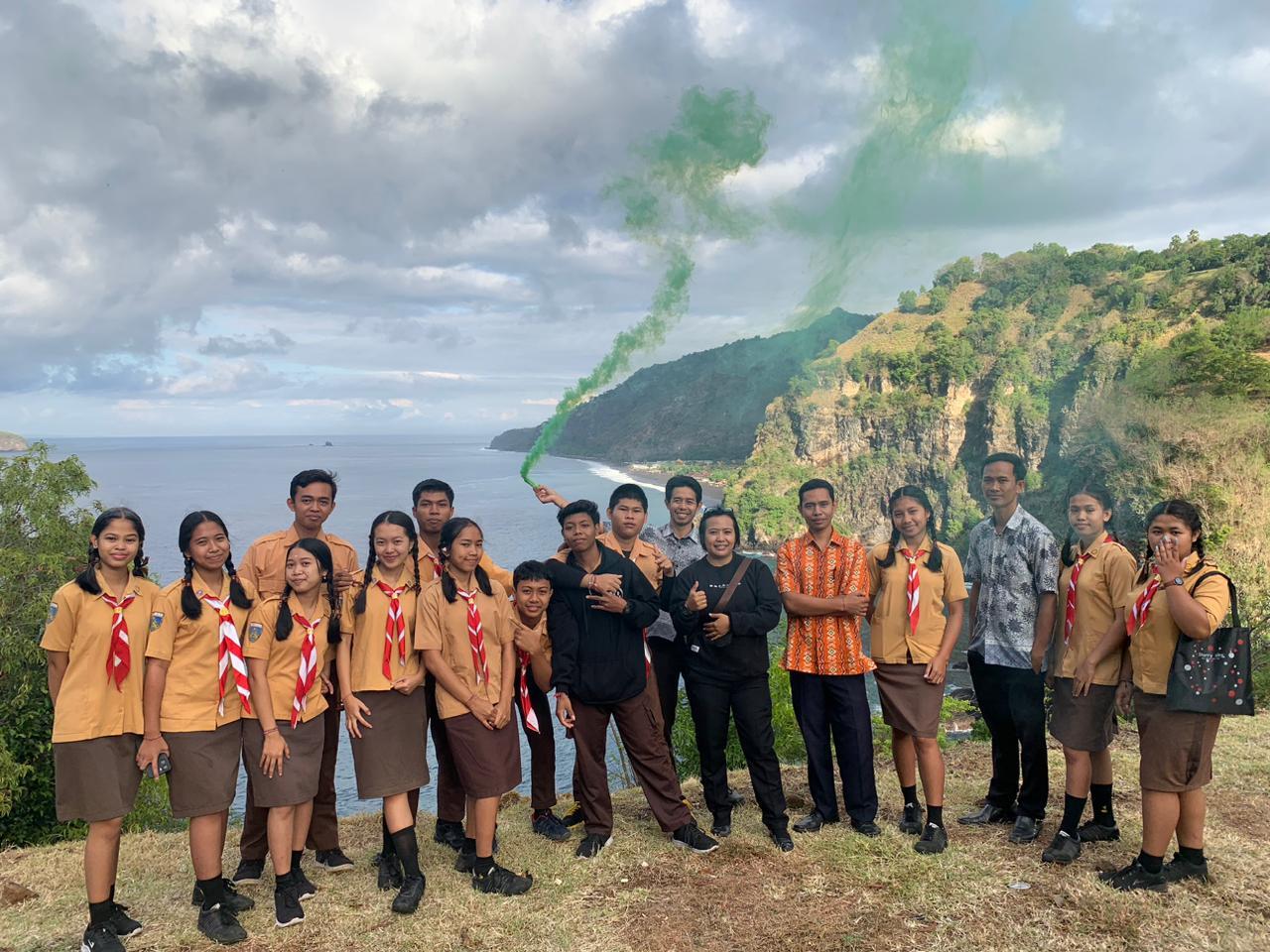 Foto bersama peserta didik SMAS Dharma Kirti