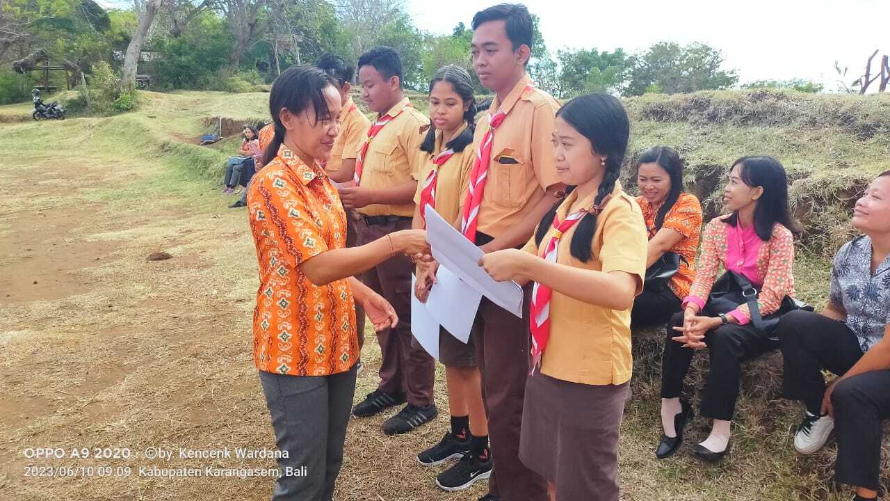 Penyerahan sertifikat kategori siswa paling rajin dan kreatif