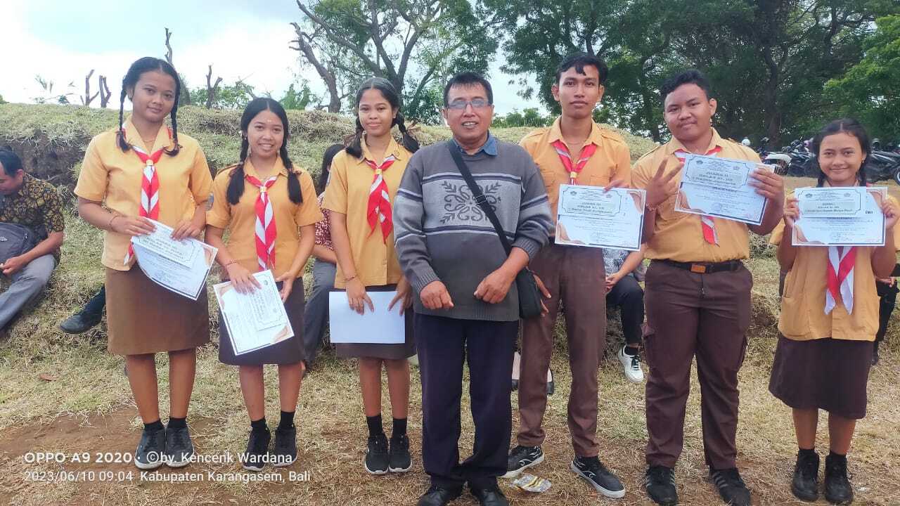 Penyerahan hadiah Juara kelas untuk kelas XI